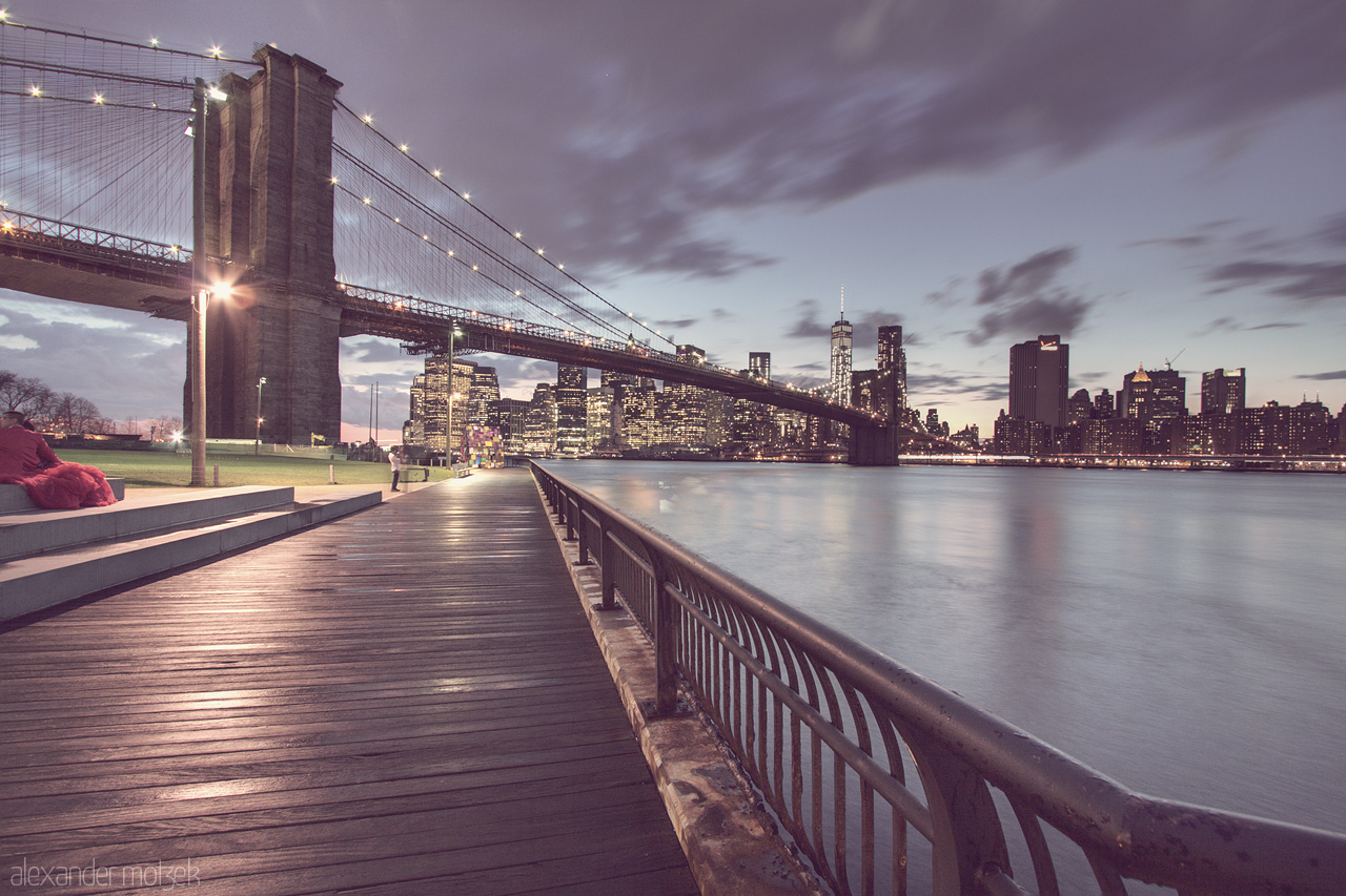 Foto von Brooklyn Bridge und Steg in Dumbo zur blauen Stunde